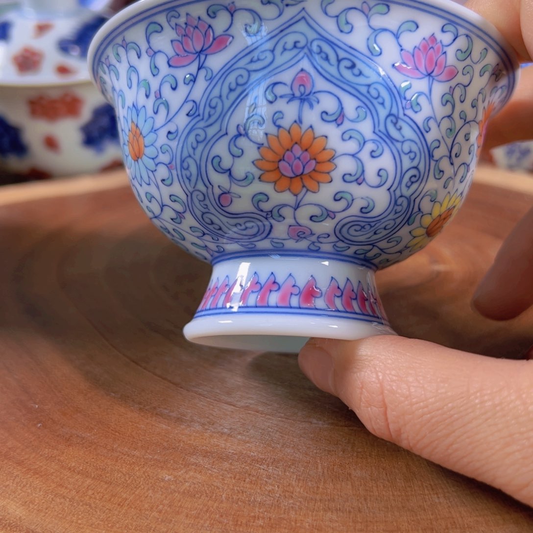 斗彩缠枝花卉高足杯