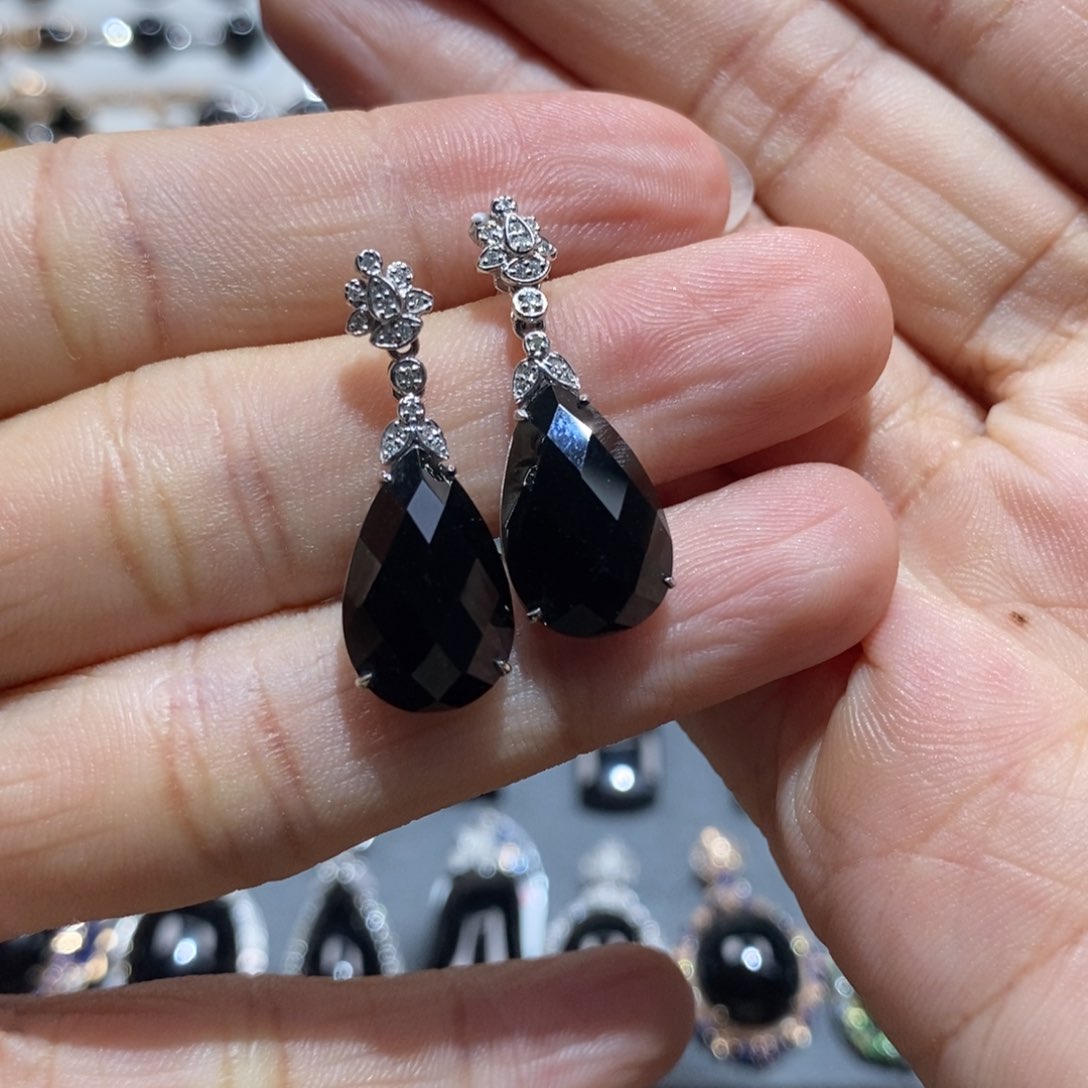 18K金镶嵌翡翠耳饰墨翠水滴