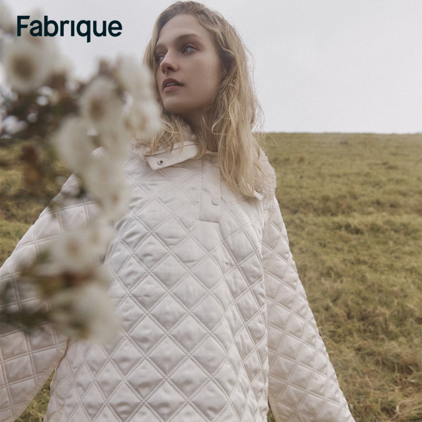 Fabrique Jasmine 秋冬珍珠白缎面含桑蚕丝毛领斗篷式棉服外套