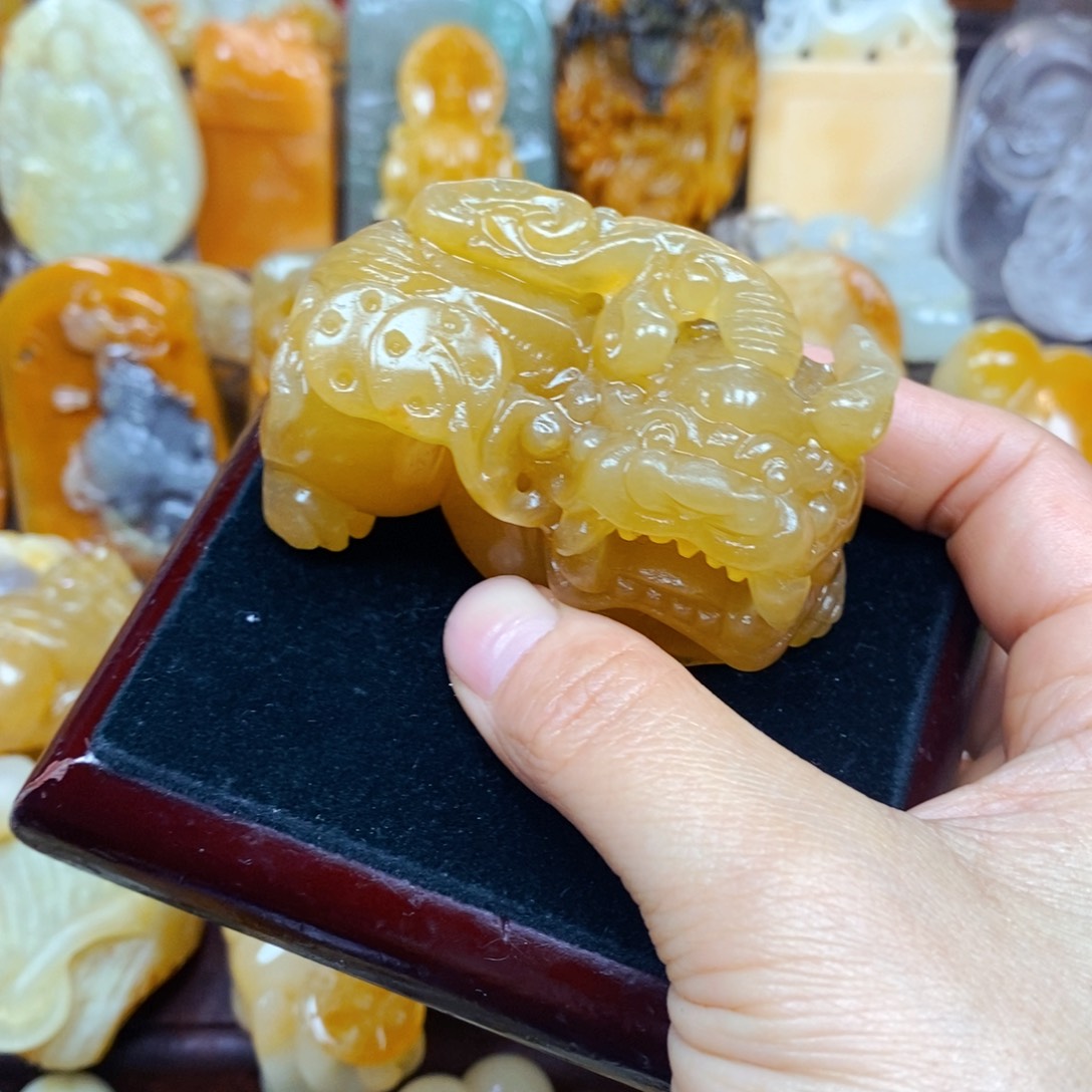 石英质玉（黄龙玉）未镶嵌颈饰