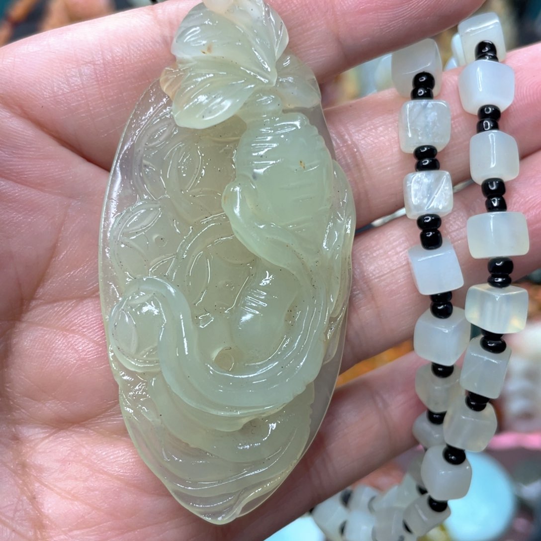 蛇纹石玉颈饰未镶嵌