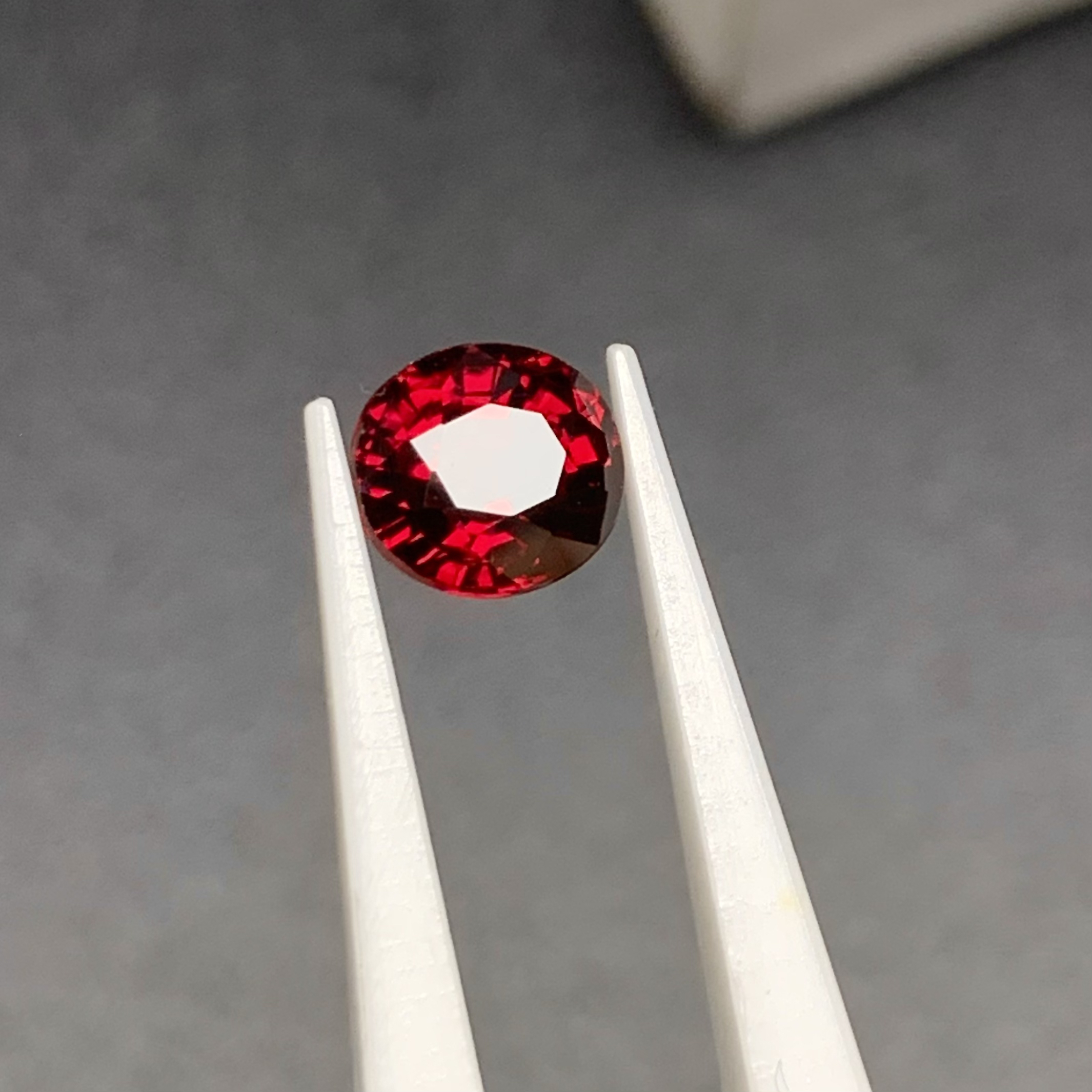 1.22克拉无烧鸽血红宝石裸石满火通透6.15*5.64*3.79毫米国际证