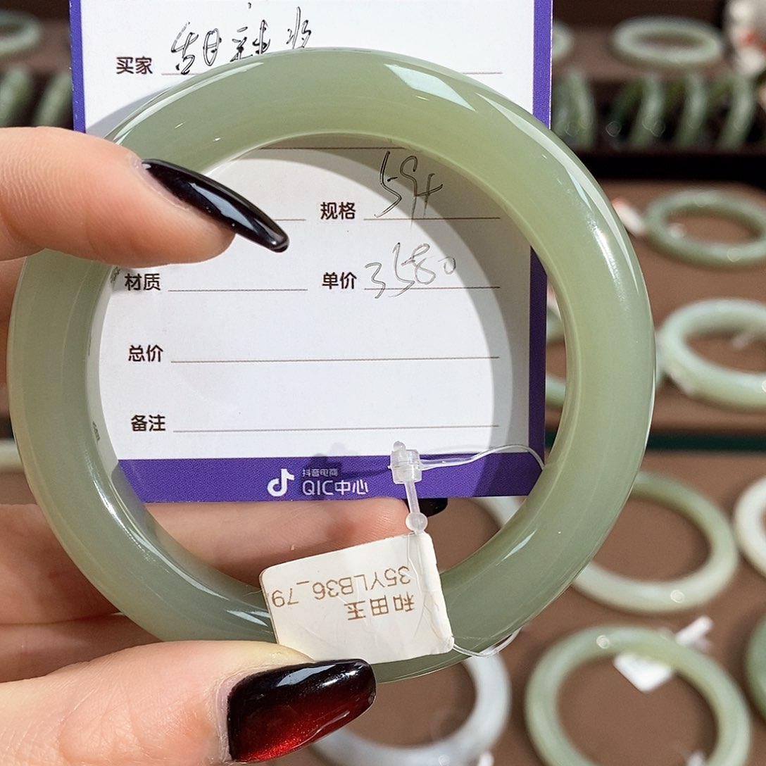 和田玉手镯未镶嵌甜**?