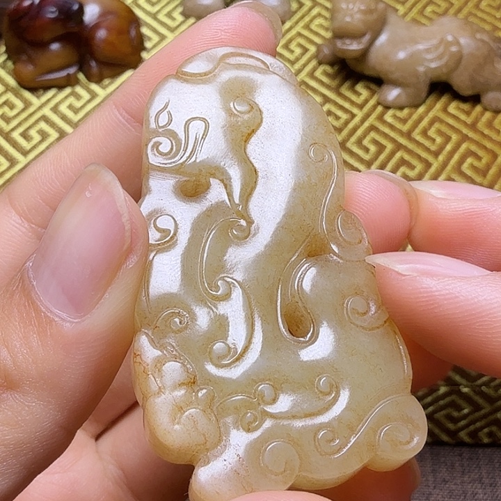 颈饰未镶嵌和田玉（糖玉）