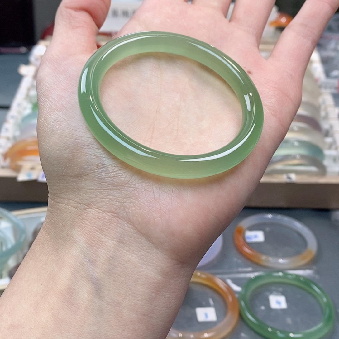 玛瑙/玉髓手镯未镶嵌j****1