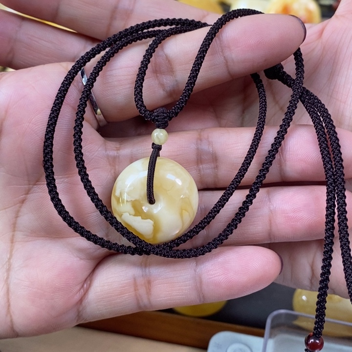 琥珀颈饰未镶嵌平安扣