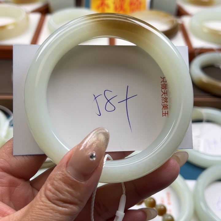 和田玉手镯未镶嵌游*