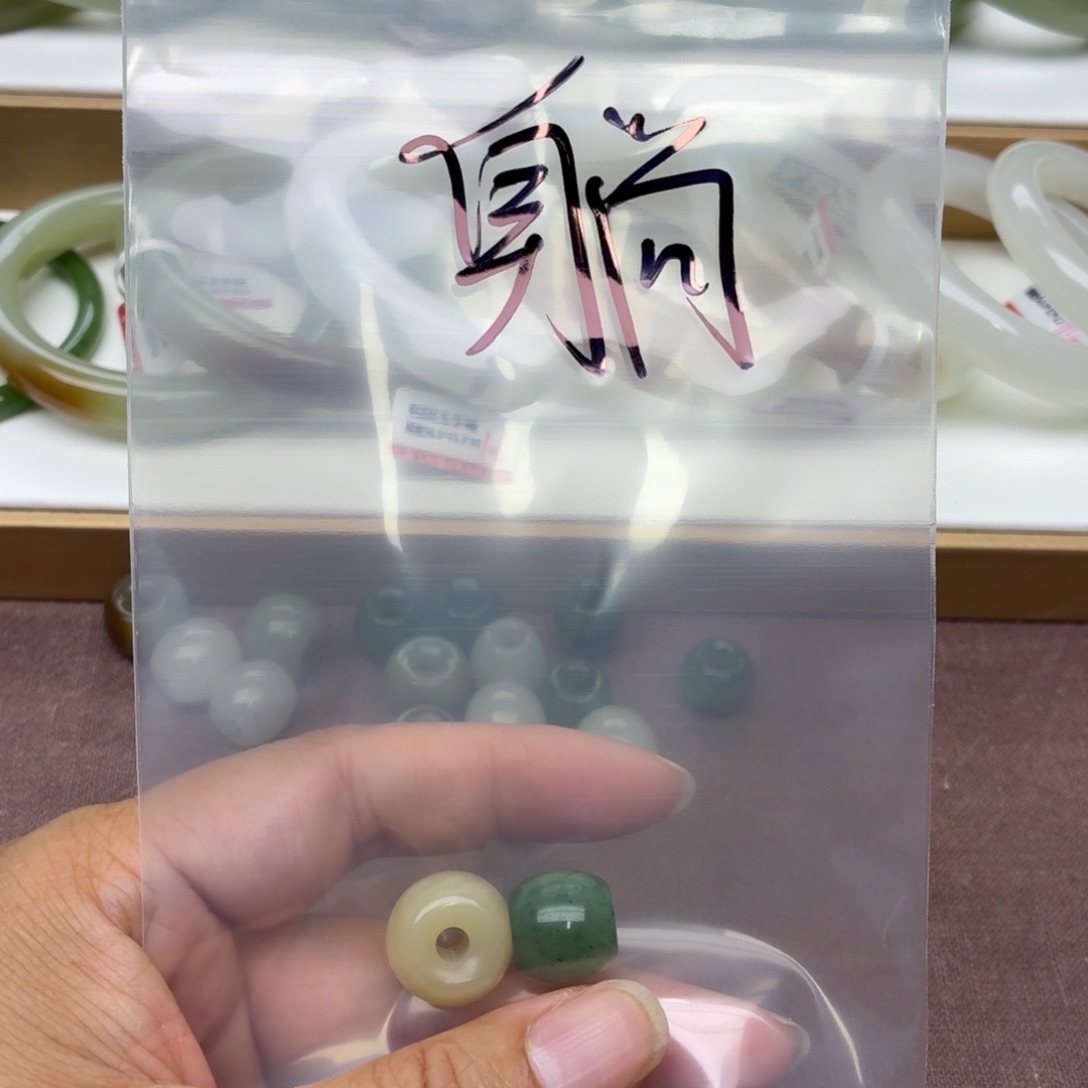 躺***面和田玉未镶嵌颈饰