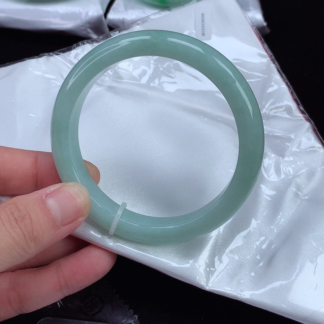 翡翠手镯未镶嵌翡翠