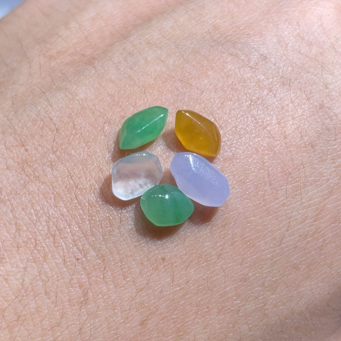 颈饰未镶嵌翡翠五彩裸石