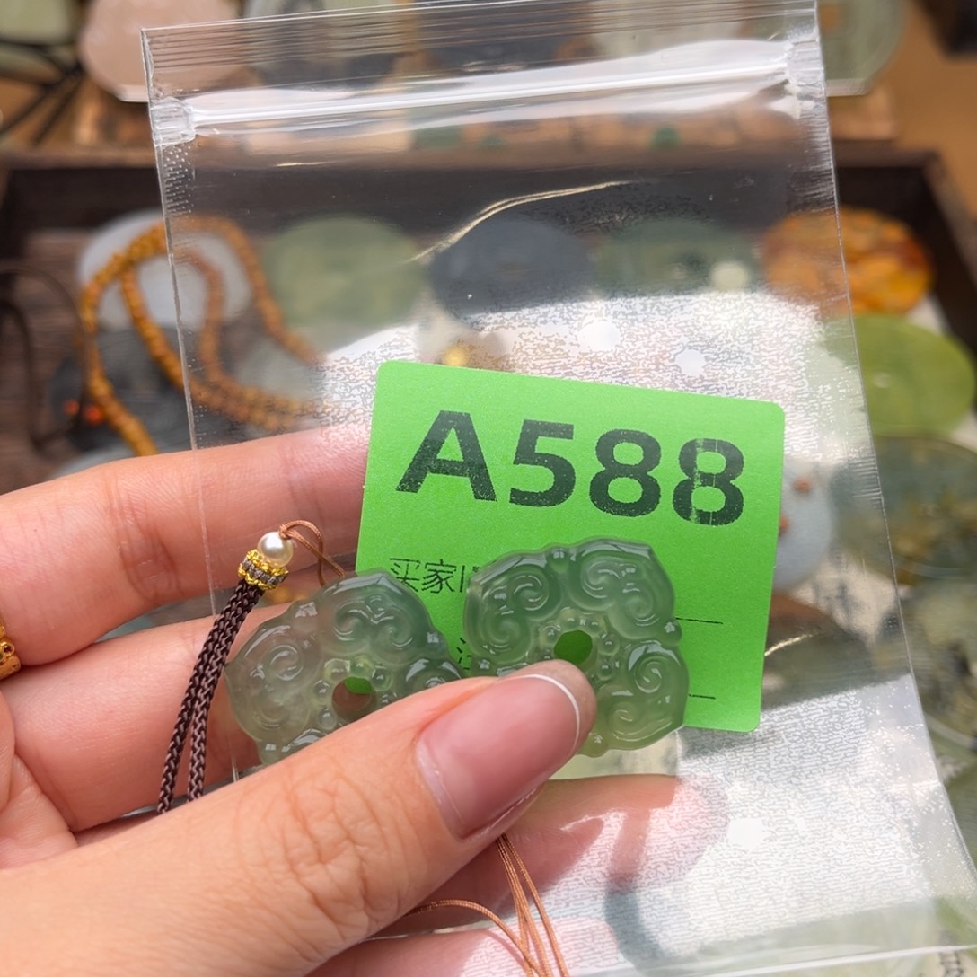 向****蛇纹石玉未镶嵌颈饰