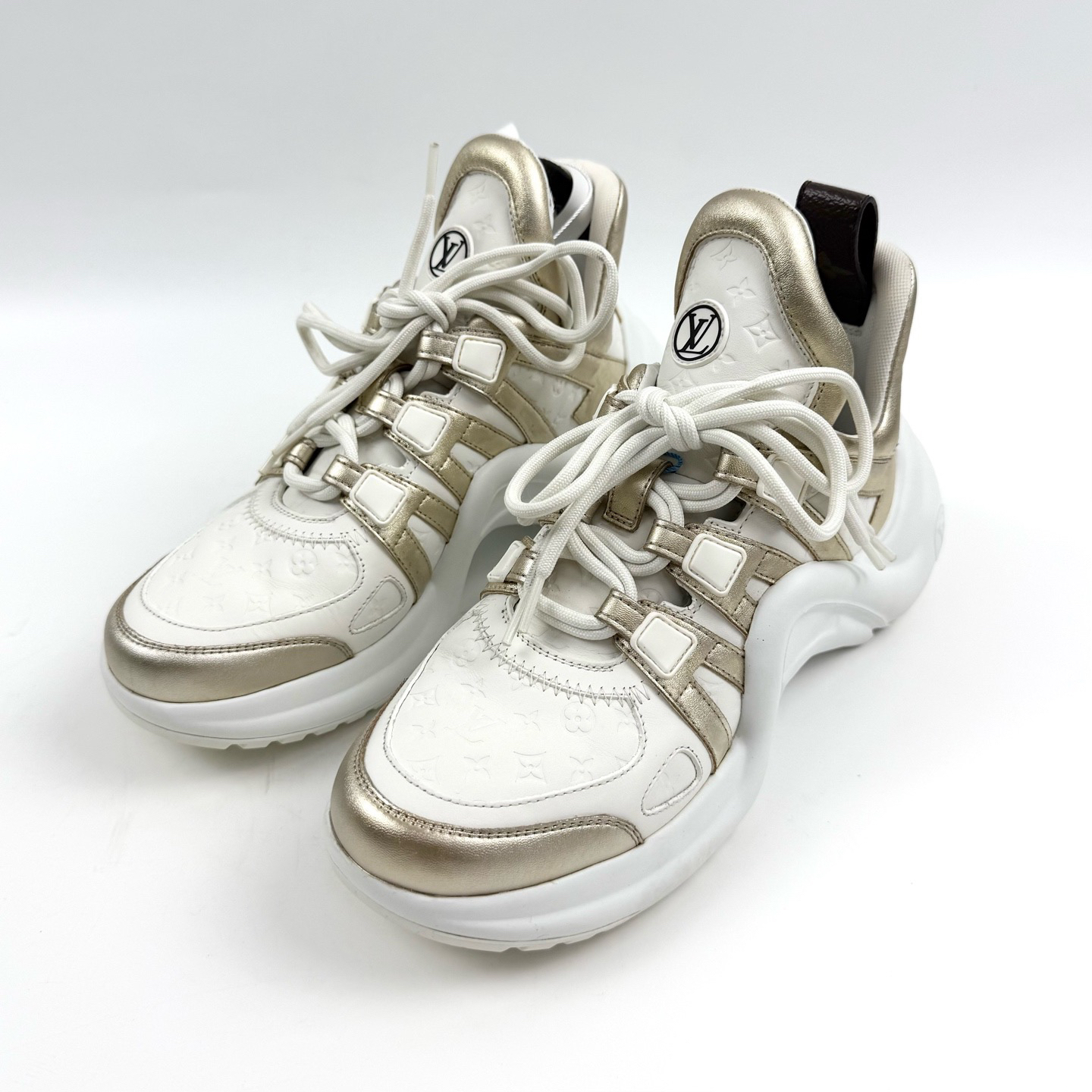 99新 LouisVuitton/路易威登 36.5码 白金浮雕印花拱桥鞋 xz0355