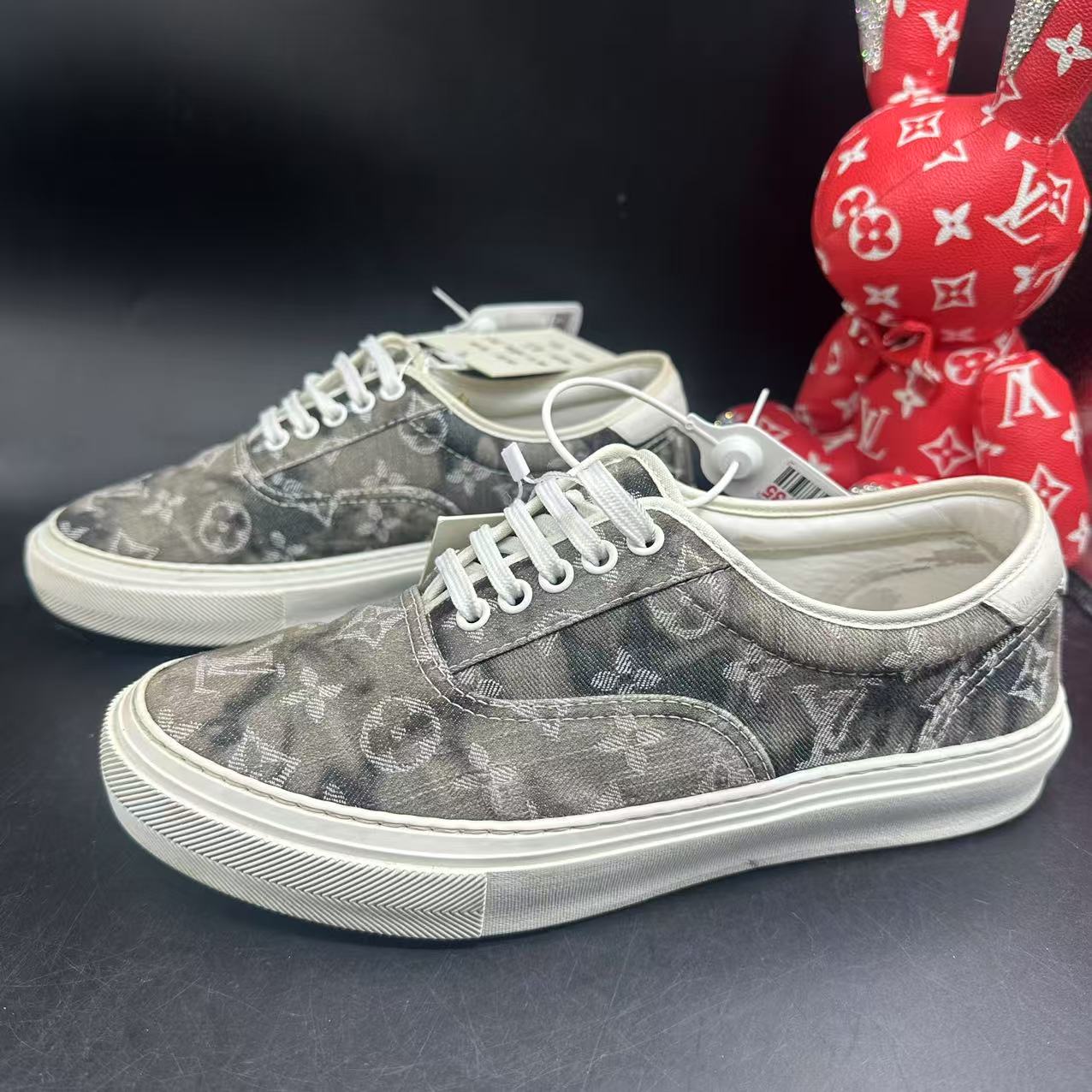 95新 LouisVuitton/路易威登 男士灰色墨染老花板鞋40欧码ddm1915