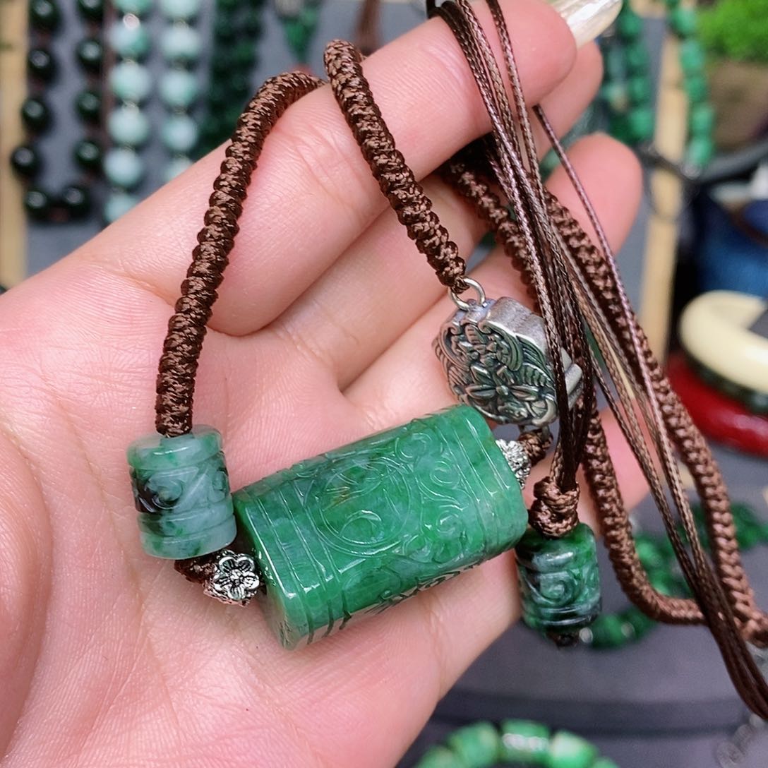 翡翠颈饰未镶嵌漂亮美眉