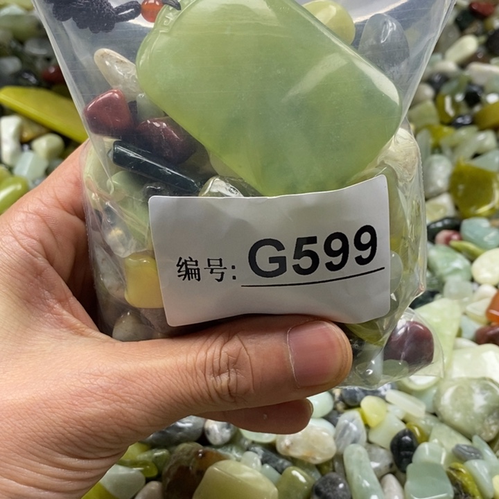 蛇纹石玉鱼缸石未镶嵌