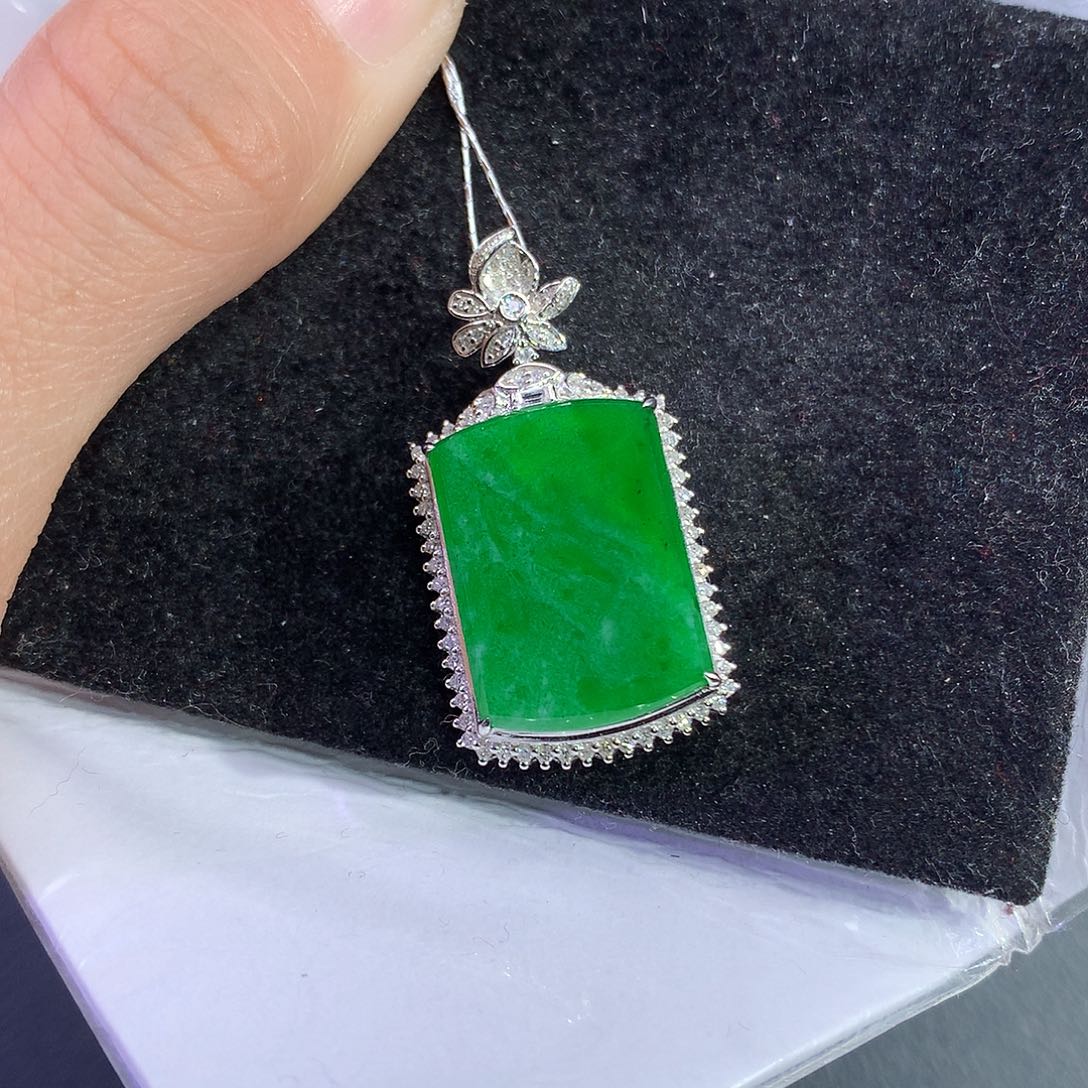 翡翠吊坠(赠链)18K金镶嵌