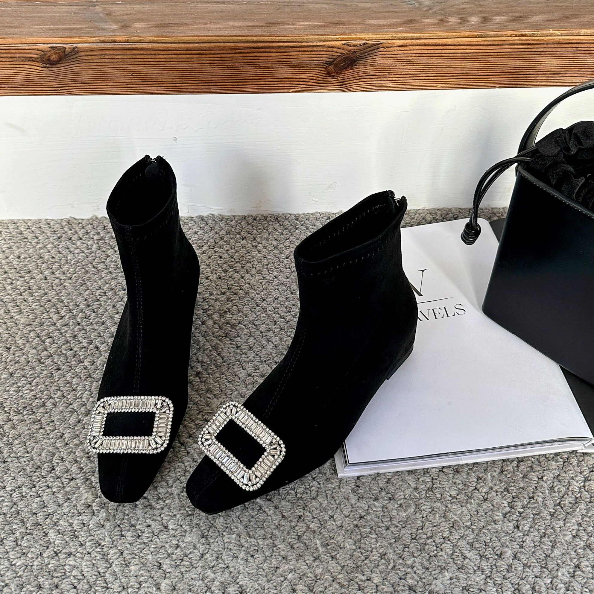 2025秋季小香风内增高瘦瘦靴黑色绒面弹力裸靴水钻方扣百搭短靴女