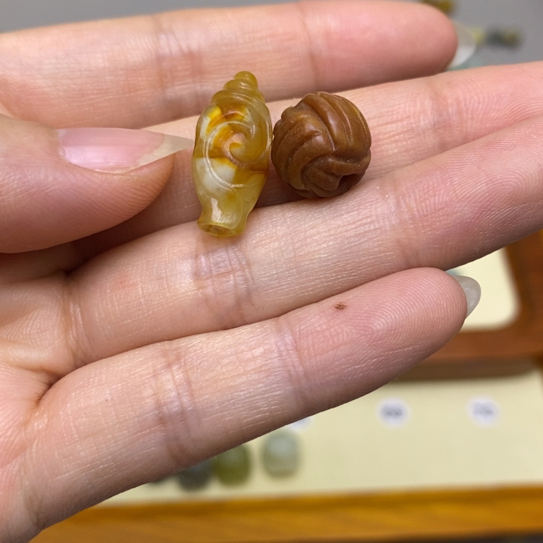 李***门蛇纹石玉未镶嵌配饰