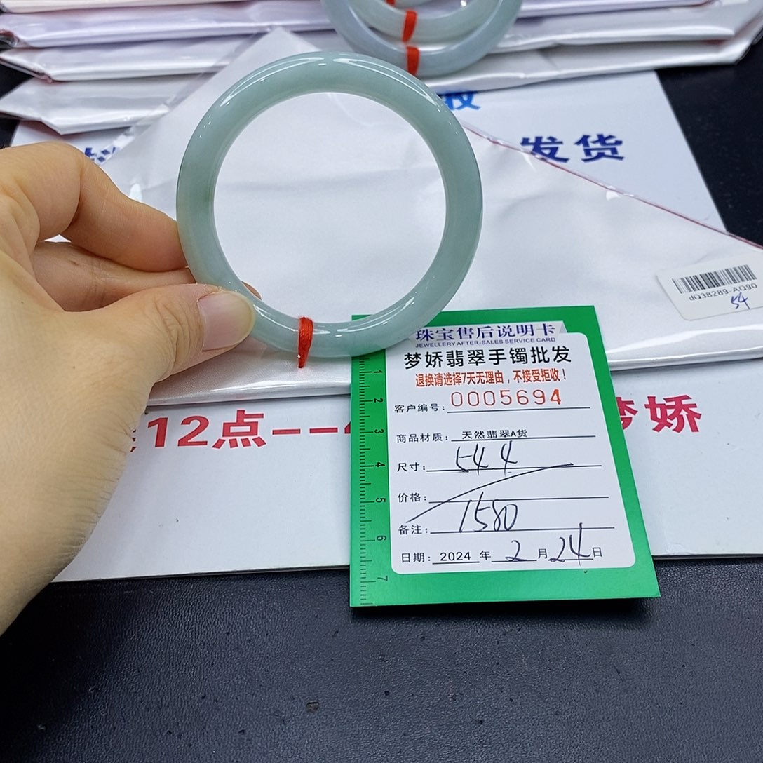 翡翠手镯未镶嵌翡翠手镯