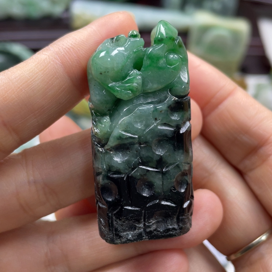 翡翠未镶嵌颈饰牌子