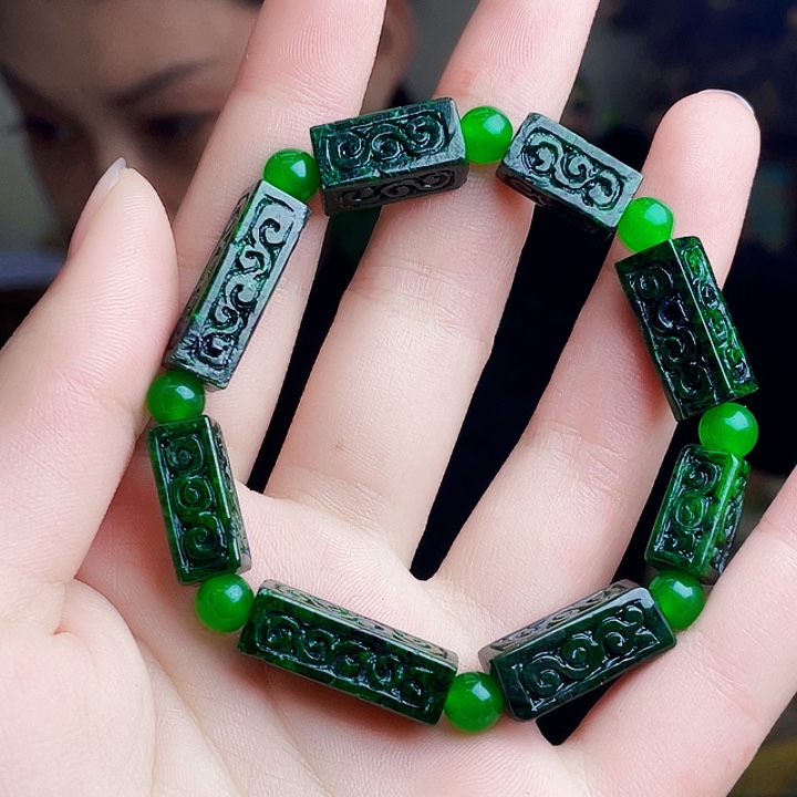 翡翠未镶嵌颈饰多样性