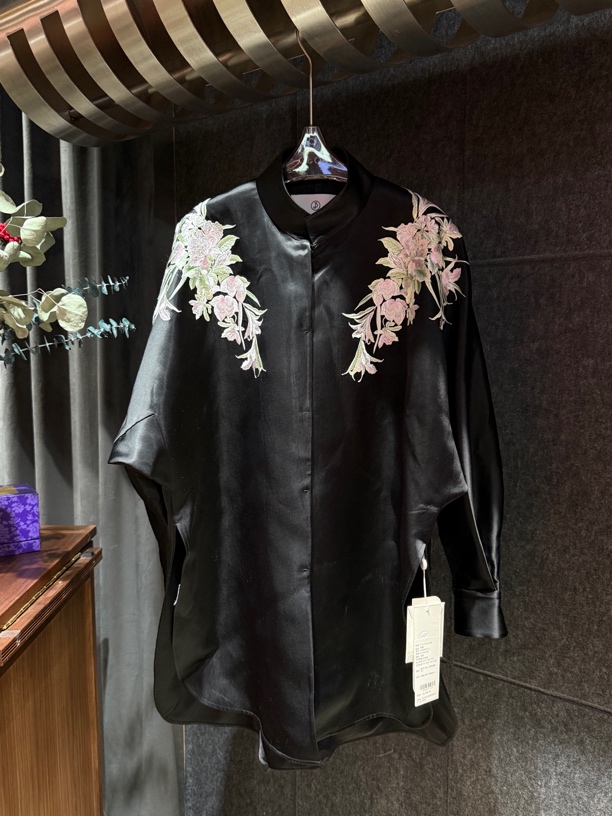 LA MAISON JADE玉琼黑色印花刺绣衬衫