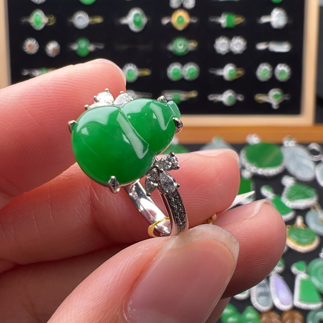 翡翠18K金镶嵌颈饰戒指