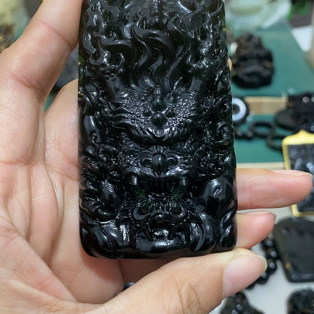 蛇纹石玉颈饰未镶嵌李**`