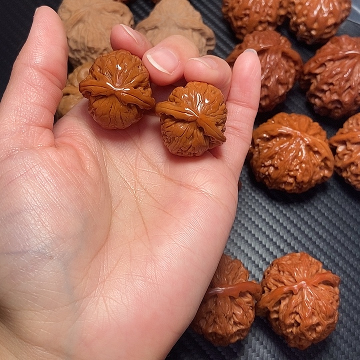 木质类27白狮子手捻。    