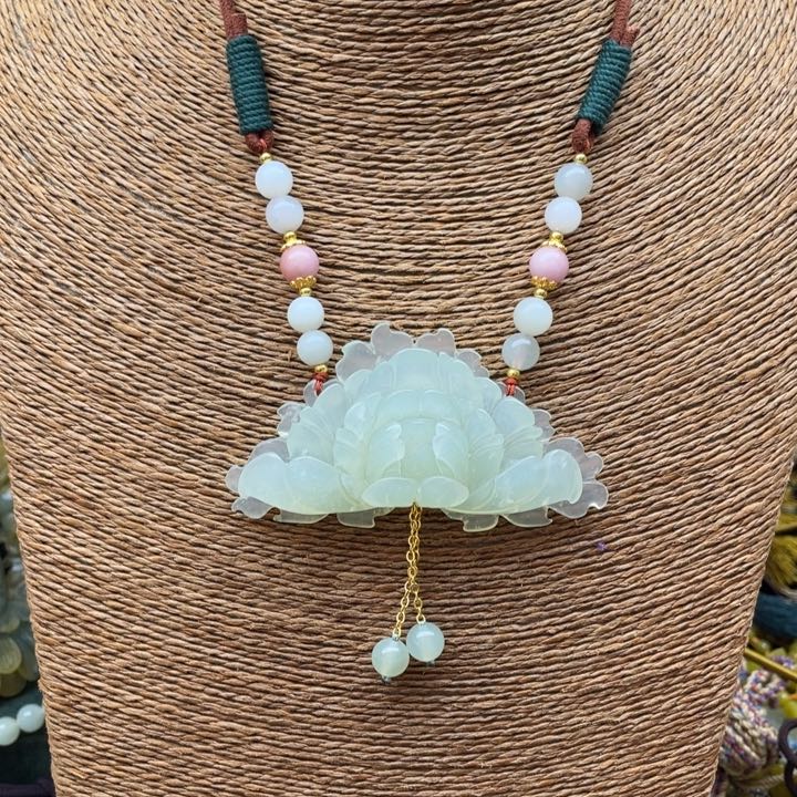 蛇纹石玉吊坠合金