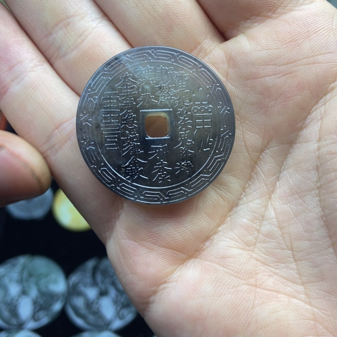 蛇纹石玉颈饰未镶嵌小**?