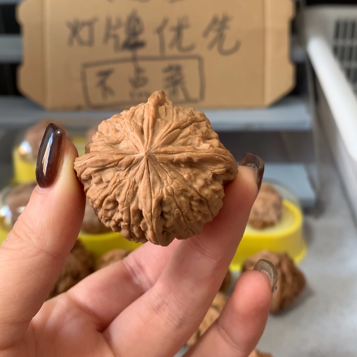 橙****文玩核桃吊坠异形单只，有瑕疵