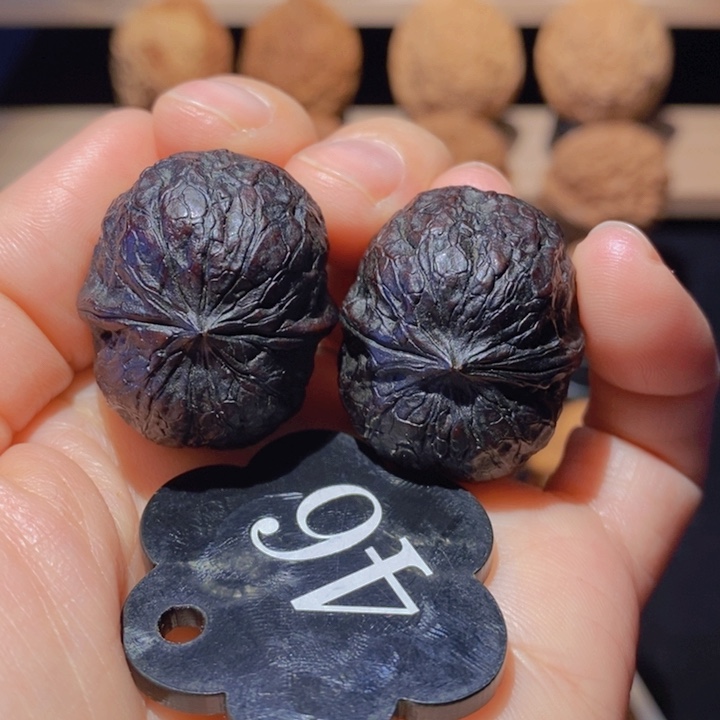 核桃水晶蛇皮球尺寸2.9手把件