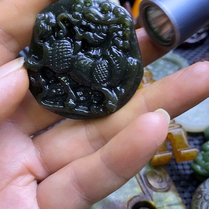 蛇纹石玉未镶嵌颈饰