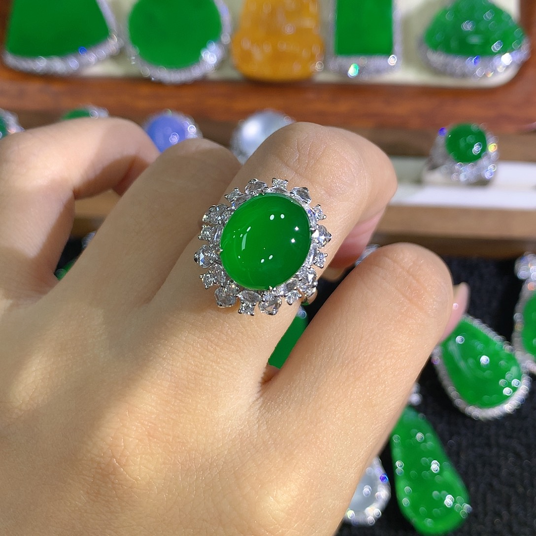 翡翠18K金镶嵌戒指蛋面