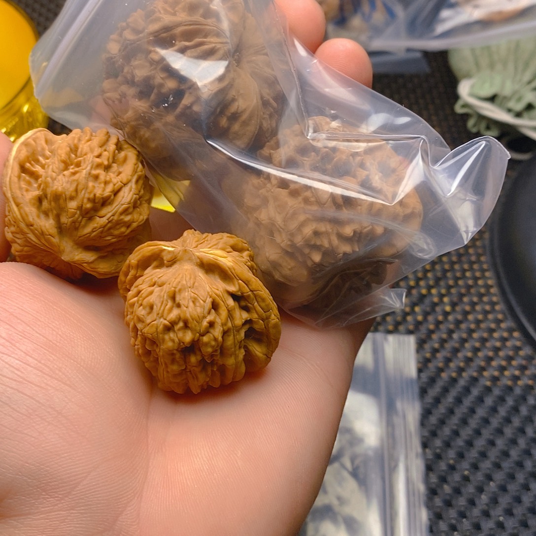 大***ⁱ文玩核桃吊坠文玩核桃盒三棱炸炸炸