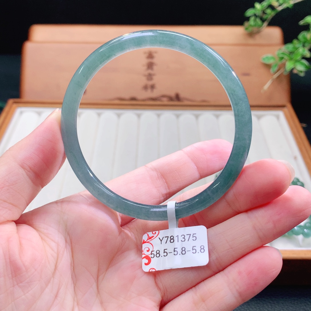 翡翠手镯（圆镯）未镶嵌