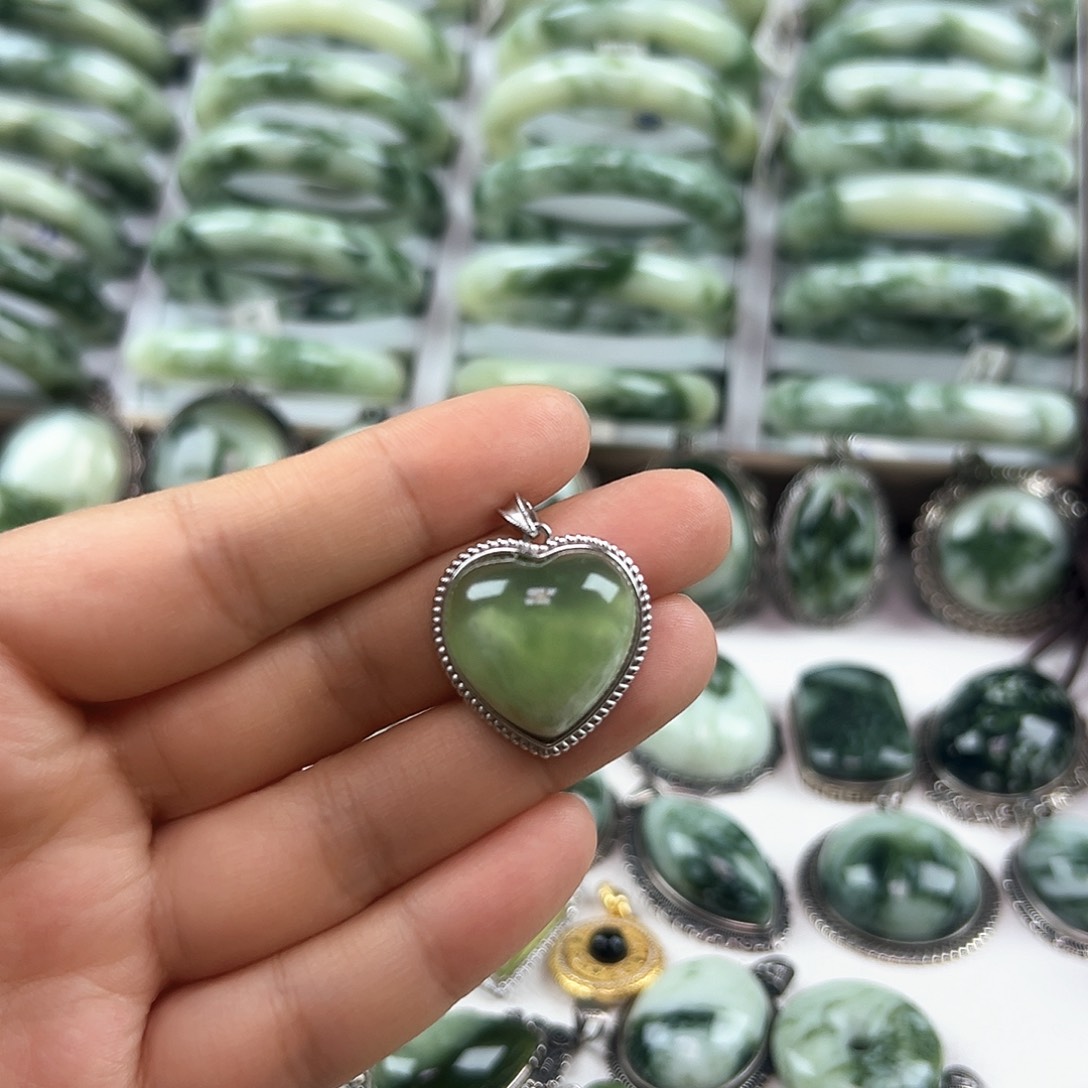 未镶嵌蛇纹石玉颈饰