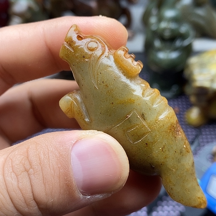 蛇纹石玉未镶嵌颈饰