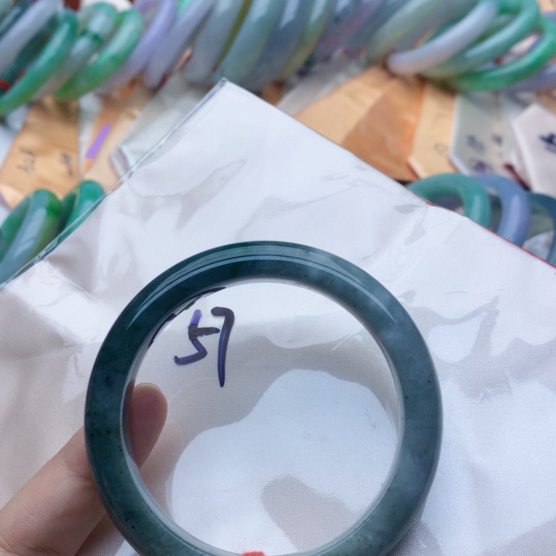 翡翠手镯未镶嵌翡翠手镯