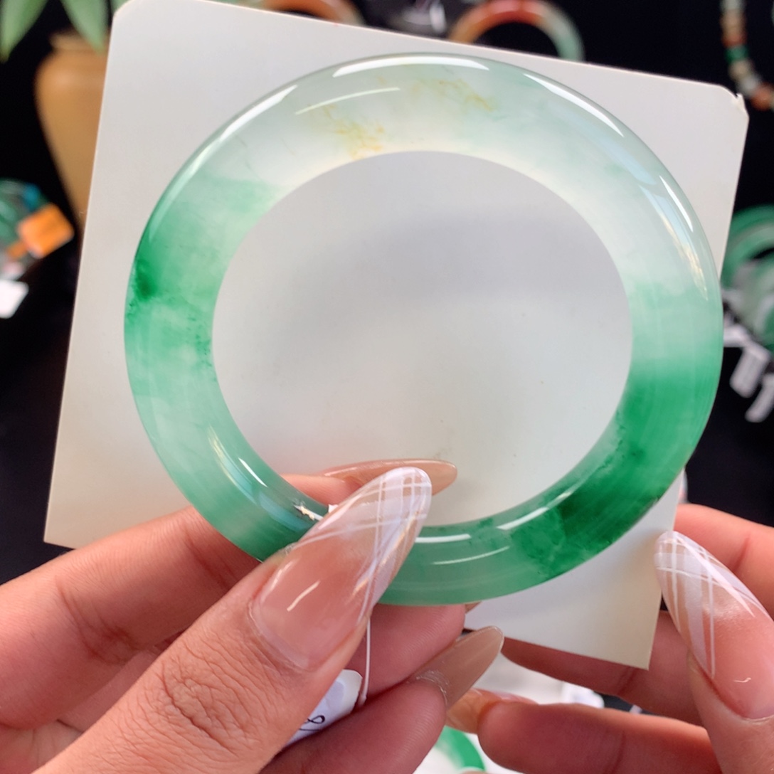 “***”石英质玉未镶嵌手镯