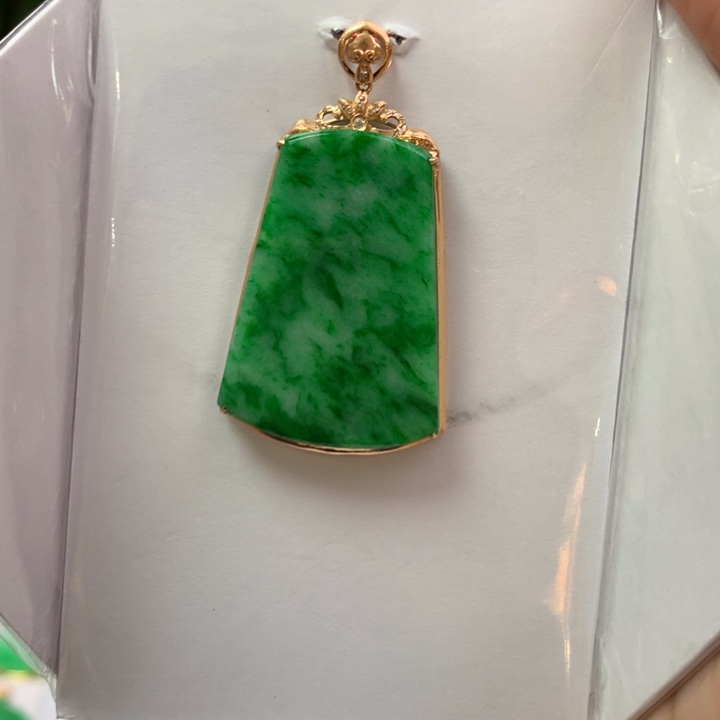 翡翠颈饰18K金镶嵌翡翠吊坠