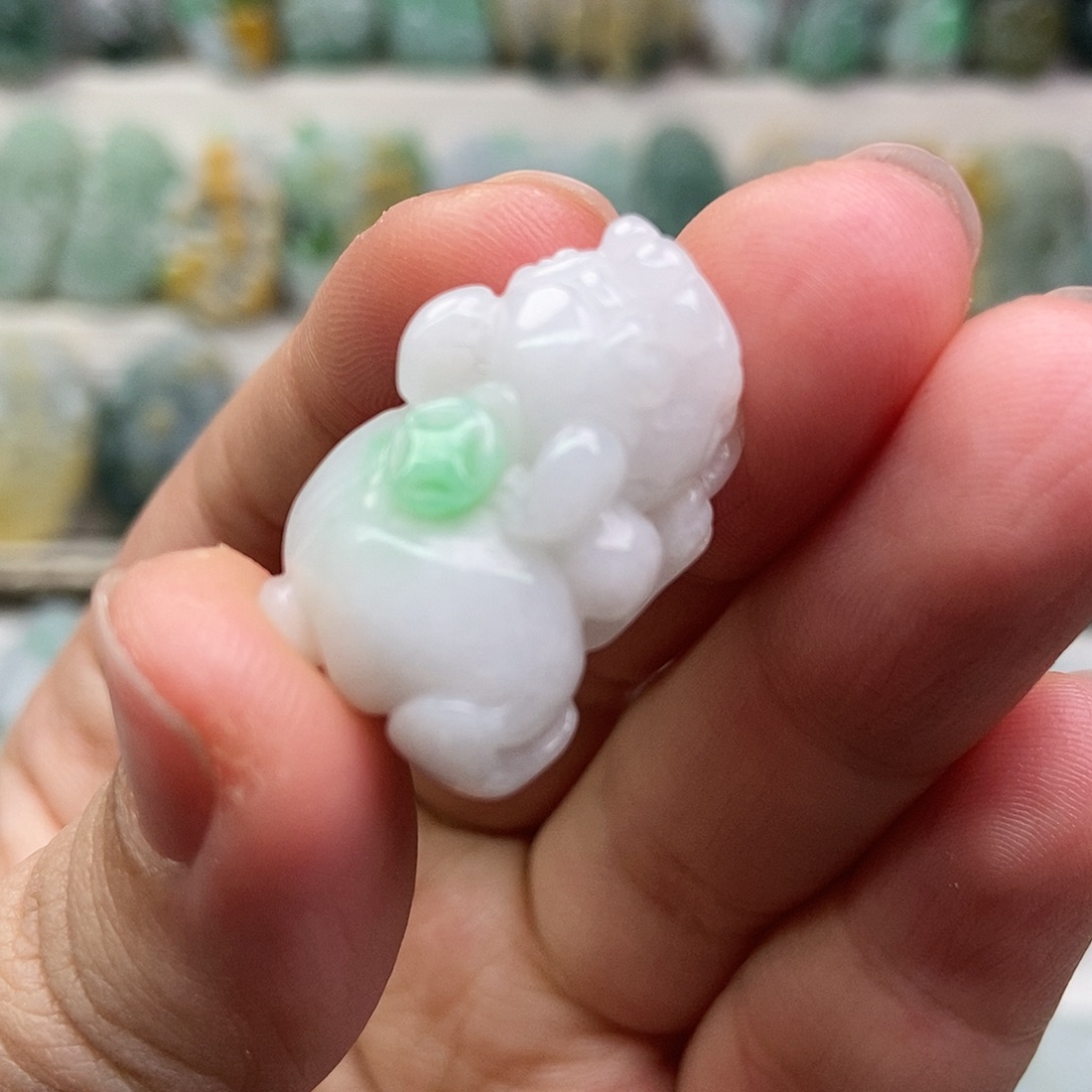 翡翠未镶嵌吊坠(赠链)