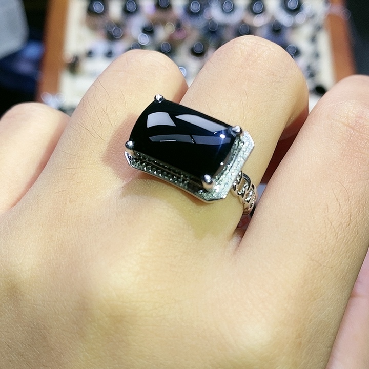 18K金镶嵌戒指翡翠马鞍