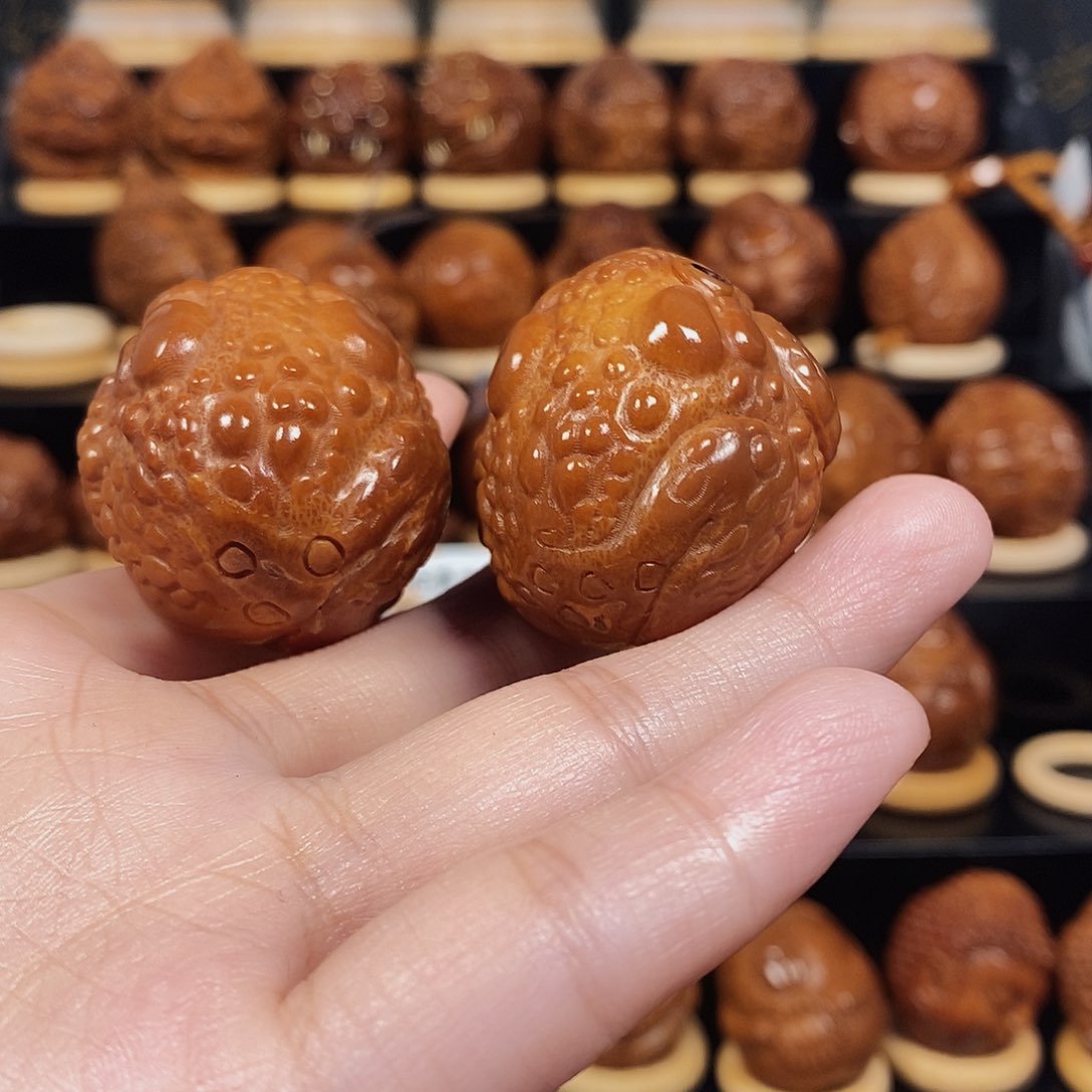 橄榄核吊坠云**华金蟾一对通尺000068