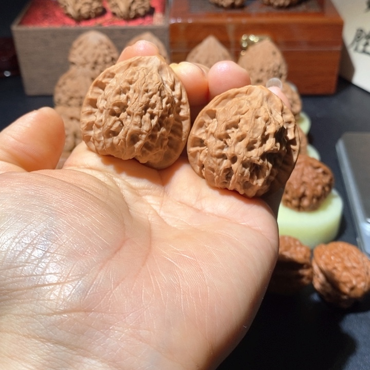 文玩核桃吊坠梨木台38+