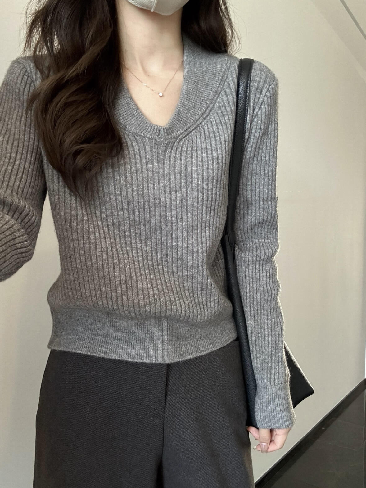 韩系灰色V领长袖针织打底衫女秋冬小个子修身显瘦内搭短款上衣服