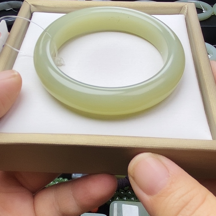 和田玉未镶嵌手镯