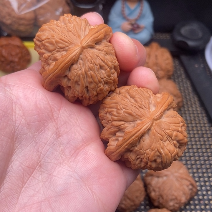 文玩核桃吊坠白狮 子