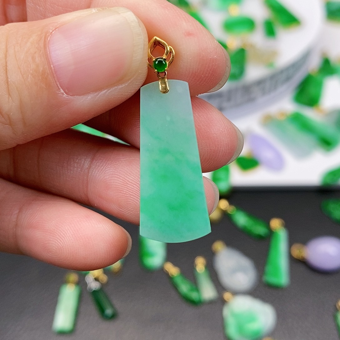 翡翠吊坠(不含链)18K金镶嵌